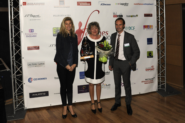 7-Jocelyne Truin laurate Perfomance Commerciale prix remis par Sophie Fuchs Ouestfrance-entreprises et Didier Buquet DCF 2